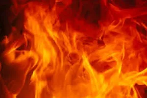 लखनऊ: सड़क किनारे झोपड़पट्टी में लगी भीषण आग, आसपास की दुकानें जलकर हुईं राख