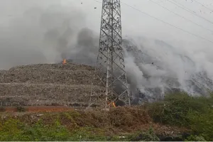 दिल्ली के गाजीपुर डंपिंग ग्राउंड में लगी आग, धुंए के कारण लोग नहीं ले पा रहे सांस