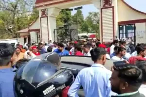 गोरखपुर विवि के बाहर हुड़दंग करने वाले 100 अज्ञात लोगों पर हुआ केस दर्ज, कार्रवाई कर जल्द भेजा जाएगा जेल