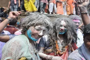 वाराणसी: रंगभरी एकादशी पर श्मशान में चिता की राख से खेली गई होली, उल्लास में डूबे शिवभक्त