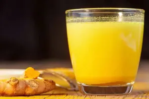 अपनी डेली लाइफस्टाइल में शामिल करें हल्दी वाला दूध, स्किन ग्लो के साथ मिलेंगे यह फायदे