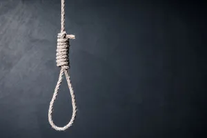 बरेली: जिला अस्पताल के चतुर्थ श्रेणी के कर्मचारी का पेड़ से लटका मिला शव, सुसाइड नोट में महिला के प्रताड़ित करने की बात