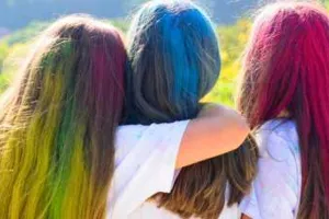 बालों को रंगों से बचाना चाहते हैं, तो होली खेलने से पहले अपनाएं यह उपाय