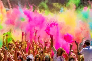 मथुरा: भगवान श्रीकृष्ण की जन्मभूमि पर शुरू हुई लट्ठमार होली की तैयारी, इस तारीख को होगा आयोजन