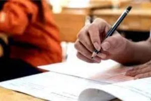 देवरिया: नकल माफिया के गिरोह का हुआ पर्दाफाश, प्रधान के घर लिखी जा रही थी बोर्ड की कॉपियां