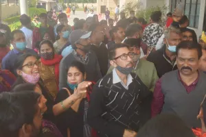 बरेली: एडमिट कार्ड नहीं देने पर माधव राव सिंधिया स्कूल में अभिभावकों और छात्रों का हंगामा