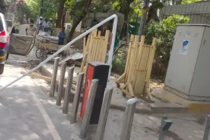 Breaking news: CM केजरीवाल के निवास पर हमला, कैमरे और सिक्योरिटी बैरियर तोड़े, सिसोदिया बोले- ये BJP के गुंडों की हरकत