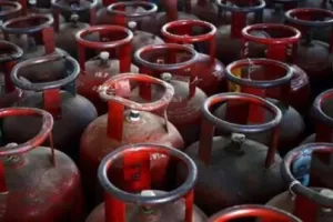 गरमपानी: रसोई गैस न मिलने पर चढ़ा ग्रामीणों का पारा, वाहन को घेरकर किया प्रदर्शन