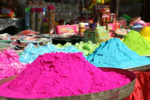 लखनऊ: होली पर्व पर गुलाल बम और चटाई की धूम, चाइनीज रंग, पिचकारी गायब