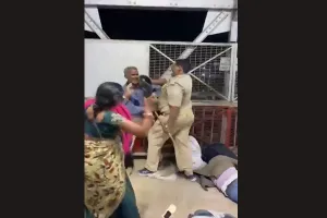 लखनऊ: चारबाग रेलवे स्टेशन पर महिला ने की होमगार्ड की चप्पल से पिटाई, सोशल मीडिया पर वीडियो वायरल