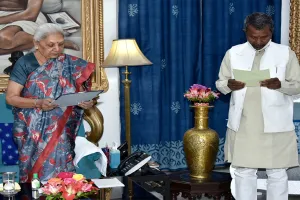 राज्यपाल आनंदीबेन पटेल ने रमापति शास्त्री को दिलायी प्रोटेम स्पीकर पद की शपथ