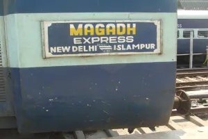 इटावा: मगध एक्सप्रेस का इंजन हुआ खराब, थमी रेलगाड़ियों की रफ्तार