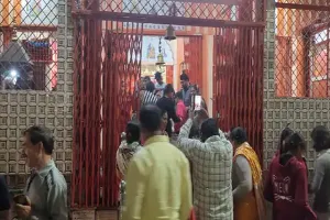 मेरठ: जिले में उड़ी नंदी के दूध पीने की अफवाह, फूलबाग के आशुतोष मंदिर में दूध पिलाने पहुंचे भक्त