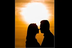 यूँही बे-सबब न फिरा करो कोई शाम घर में रहा करो