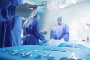 आगरा: अस्पताल की बड़ी लापरवाही, गर्भपात की जगह डॉक्टरों ने कर दी नसबंदी