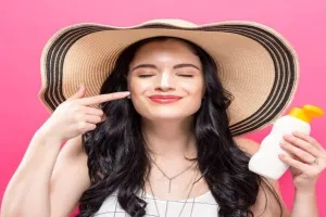 Skin Care: गर्मियों में अपने स्किन को सनबर्न से बचाने के लिए अपनाएं यह टिप्स