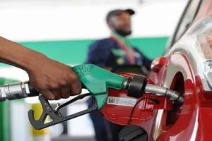 पेट्रोल-डीजल के दाम 80 पैसे प्रति लीटर बढ़े, एलपीजी की कीमतों में भी इजाफा