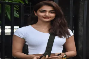 पूजा हेगड़े संग सेल्फी लेते वक्त शख्स ने किया कुछ ऐसा, हुआ ट्रोल