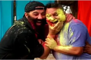 ‘गदर 2’ के सेट पर सनी देओल ने मनाई होली