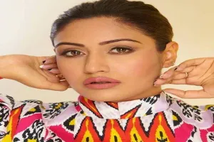 रंगीन शॉर्ट ड्रेस में कातिलाना पोज देते नजर आई शो की नागिन, सोशल मीडिया पर बरपाया कहर