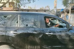 कुशीनगर में स्वामी प्रसाद मौर्य के काफिले पर पथराव, कई गाड़ियों के टूटे शीशे
