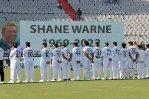 शेन वार्न की याद में भारत और श्रीलंका के खिलाड़ियों ने रखा मौन, काली पट्टी बांधकर मैदान में उतरे