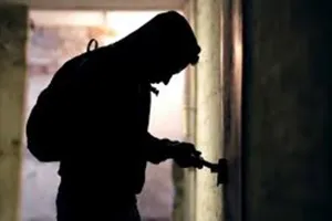 लखनऊ: कार का शीशा तोड़कर 50 हजार नगद उड़ा ले गए चोर