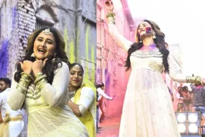 Rashami Desai Photos: रश्मि देसाई पर चढ़ा रंगों का खुमार, इस अंदाज में मनाई होली