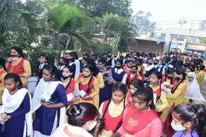 मुरादाबाद : घबराहट और उत्साह के साथ बोर्ड परीक्षा देने पहुंचे छात्र-छात्राएं