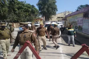 मुरादाबाद : सपा नेताओं ने गाड़ी में छुपाकर बैलेट पेपर ले जाने का लगाया आरोप, किया हंगामा