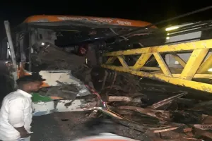 अमरोहा : हाइवे किनारे खड़े सरिए लदे ट्रेलर में घुसी रोडवेज बस, 20 यात्री घायल