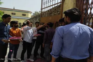 मुरादाबाद: अभाविप की अनूठी पहल, परीक्षार्थियों को किया तिलक