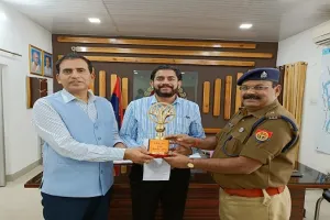 बिजनौर : एटीएम तोड़ रहे चोर को पकड़ने वाला युवक सम्मानित