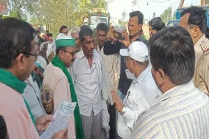 अमरोहा : पंचायत में चीनी मिल जीएम के न पहुंचने पर भाकियू ने लगाया जाम