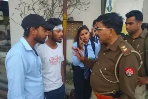 अमरोहा : हमलावरों ने कॉलेज बस में तोड़फोड़ कर छात्रों को पीटा, कई घायल