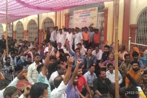 मुरादाबाद : मांगों को लेकर कर्मचारियों ने किया प्रदर्शन, कहा- बर्दाश्त नहीं की जाएगी अधिकारियों की मनमानी