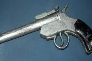 उन्नाव: तमंचा लेकर मंदिर के अंदर घुसा सिरफिरा, दरवाजा बंद कर लगाया आग