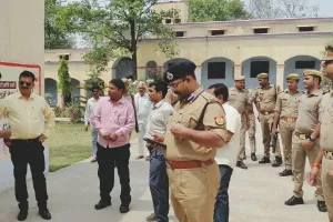बहराइच: डीएम ने विद्यालयों का किया निरीक्षण, नकल की सूचना पर नपेंगे केंद्र व्यवस्थापक