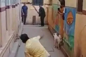 वाराणसी: काशी की गलियों में ‘गली क्रिकेट’ खेलते नजर आए गणेश आचार्य