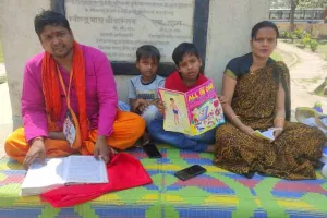 अयोध्या: दो बच्चों व पति के साथ अनशन पर बैठी समाजसेविका, कहा- नगर कोतवाल को हटवाए बिना नहीं उठूंगी