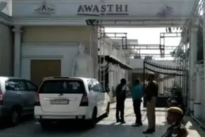 हरदोई: तीसरे दिन भी जारी रही अवस्थी ब्रदर्स के घर IT की रेड, सभी के मोबाइल भी किए गए जब्त