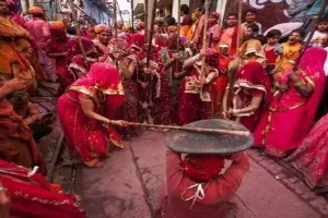 मथुरा: राधारानी की नगरी बरसाना में मची लट्ठमार होली की धूम