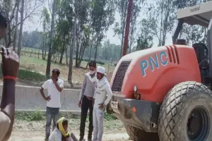 अयोध्या: ईयरफोन लगाकर रोलर चला रहे ड्राइवर ने युवती को कुचला, मौत