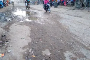 अमेठी: राहगीरों के लिए मुसीबत बनीं जर्जर सड़कें
