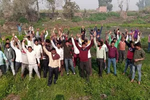 अमरोहा : तालाब की भूमि पर दबंगों का कब्जा, ग्रामीणों ने किया प्रदर्शन
