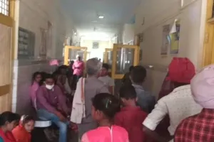 बहराइच: सीएचसी में नहीं है एंटी रेबीज इंजेक्शन, अस्पताल के चक्कर काट रहे मरीज