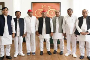 यूपी चुनाव: अंबेडकरनगर से निर्वाचित विधायकों ने की अखिलेश से मुलाकात