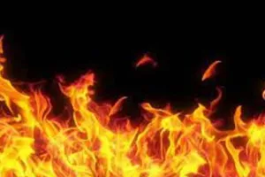 हरदोई: चूल्हे की चिंगारी से लगी आग, गृहस्थी का सामान जलकर हुआ राख