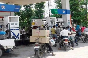 कानपुर: कीमत बढ़ने का खौफ, पेट्रोल पंपों पर लगी लंबी लाइन, केंद्रीय मंत्री के बयान के बाद डरे लोग