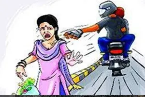 लखनऊ: महिला की चेन छीनकर भाग रहे बाइक सवार को राहगीरों ने पकड़ा, पीड़िता ने पीटा